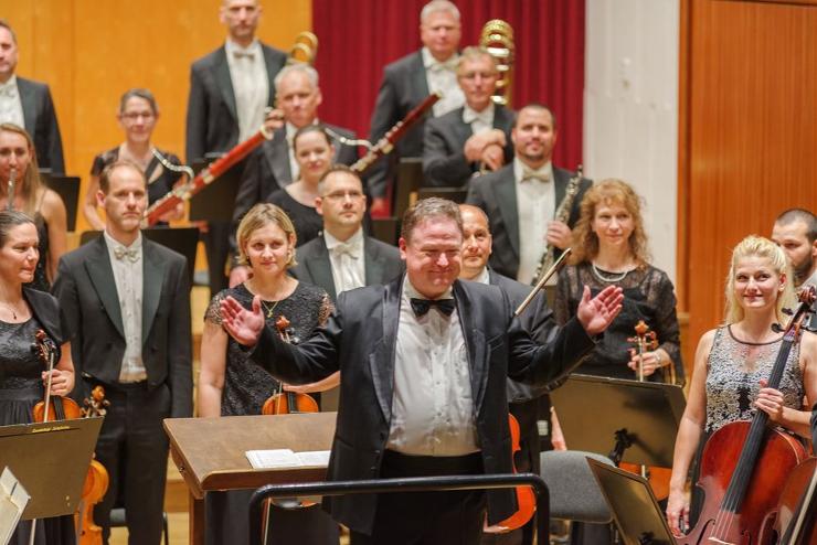 A Savaria Szimfonikus Zenekar karcsonyi koncertje: az igazgat s a dirigens fia kzsen muzsiklt