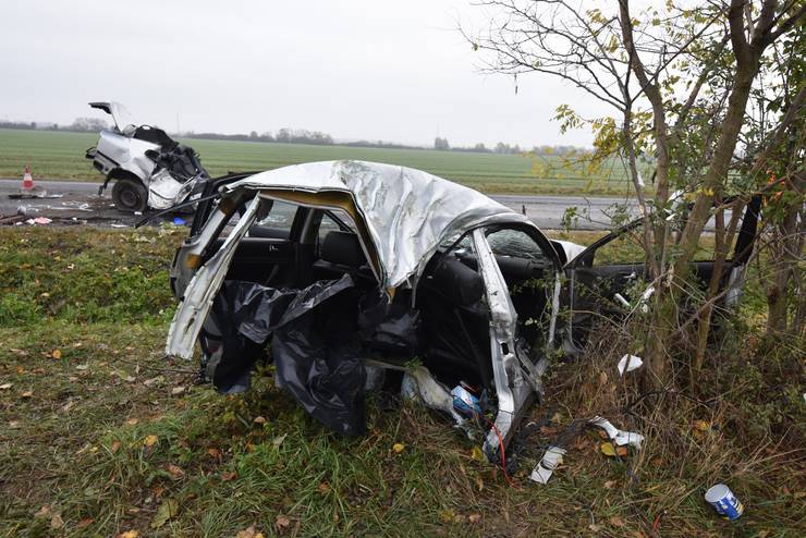 Kettszakadt a Volkswagen: meghalt az aut utasa Vasasszonyfnl