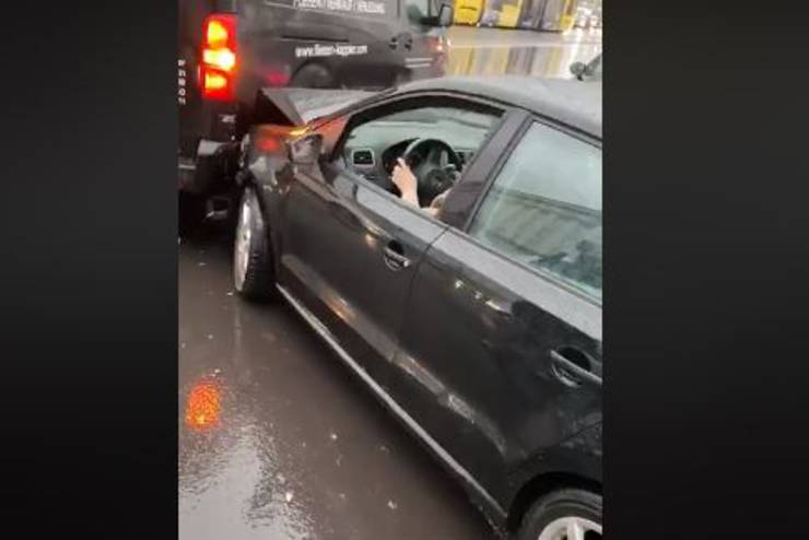 Linzi trsteszt: 45 perc alatt ngy autba hajtott bele egy n a htf reggeli esben (vide)