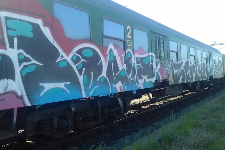 Graffitizk a GYSEV-nl: elbb lefestettk, aztn takartottk a vasti kocsikat