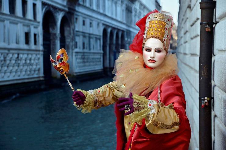 Jtk, szerelem, bolondsg: megkezddtt a velencei karnevl