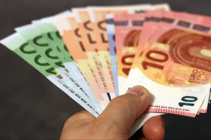 390 egy eur: Gyenglt kedd reggelre a forint