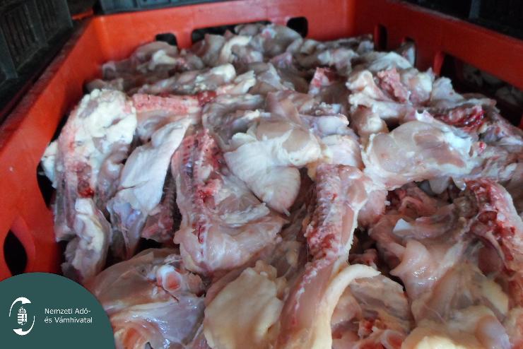 NAV: 1,2 tonnnyi ismeretlen eredet csirkehst talltak egy teherautban