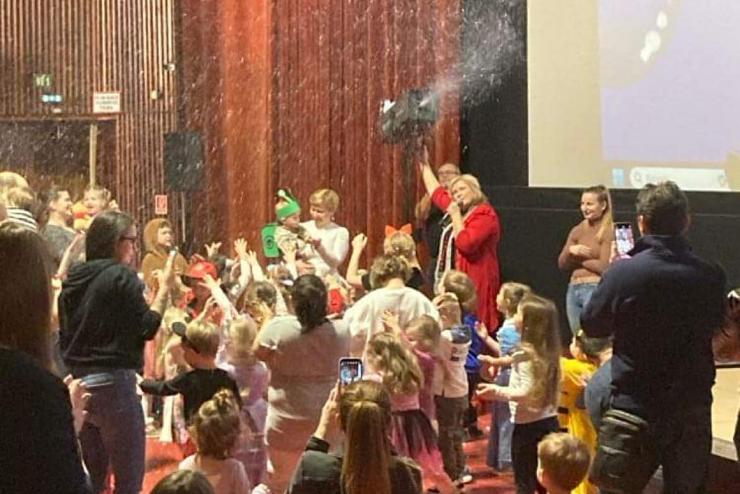 Hercegnk s szuperhsk roptk a tncot a Bubork Egyttesre a Savaria moziban
