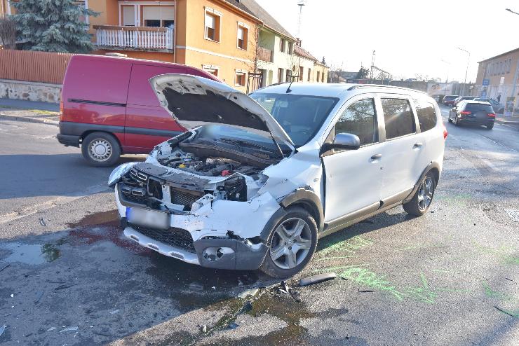 Ford kanyarodott Dacia el, gyerek is srlt a balesetben 