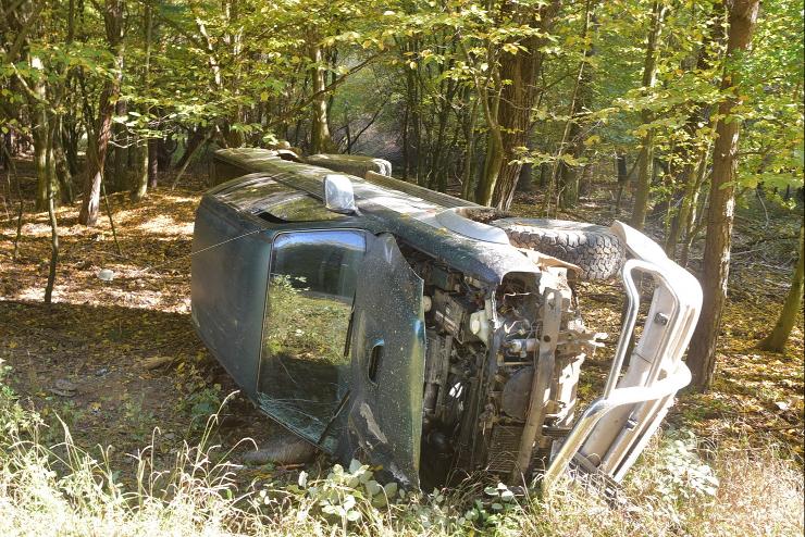 Marand srlst szenvedett a Mitsubishivel felborul ukrn n - vezetni tanult az erdben Pornapti kzelben 