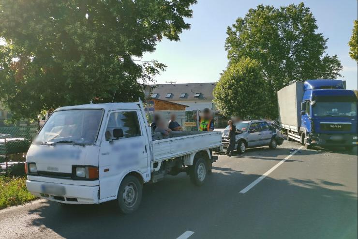 Teheraut tolt Volkswagent egy Mazdba, teljes tzr a 87-es fton 