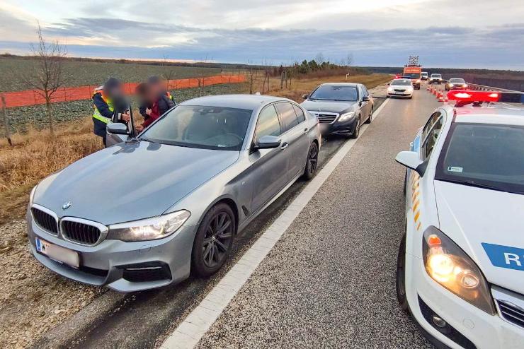 Osztrk rendszm Mercedes s BMW szlltott meneklteket Vtnl, az M86-oson 
