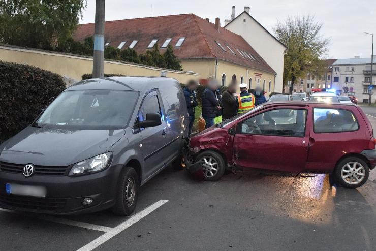 Parkolbl kanyarodott Mitsubishi el egy Renault, egy VW is megrongldott 