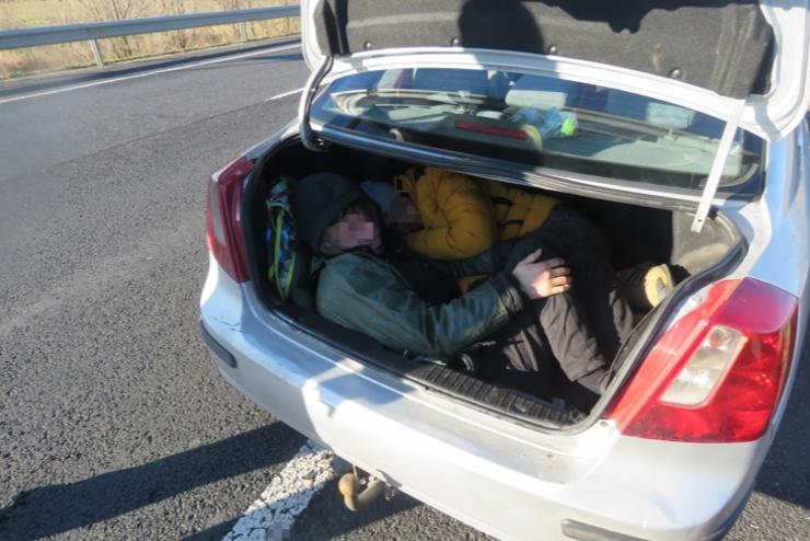 Kilenc szr utazott a szerb embercsempsszel egy Daewoo szemlyautban Srvrnl 