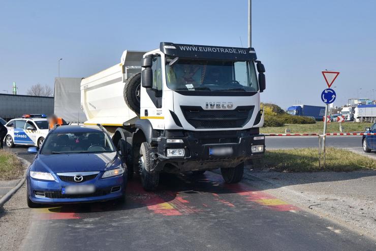 Nagy torldst okozott egy Iveco s egy Mazda balesete a krforgalomban