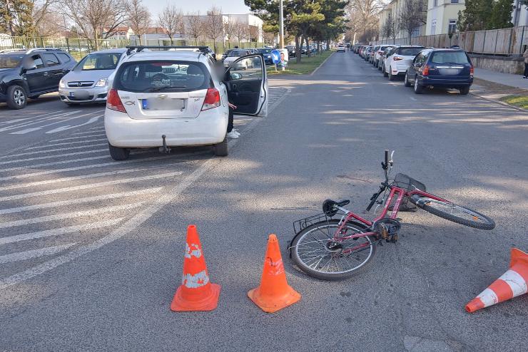 Krhz mellett ttt el egy szablyosan kzleked biciklist egy Chevrolet 
