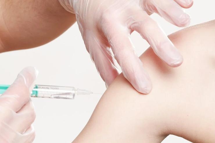 Orszgos tisztiforvos: risi lps az els vakcina engedlyezse a jrvny kezelsben