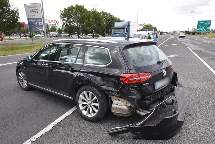Osztrk rendszm Volkswagen hajtott Peugeot el – tbb terelkpot is leamortizltak Szombathelyen 