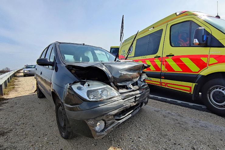 Kormnyrnts utn szalagkorltnak tkztt egy Renault az M86-oson, Szelestnl 