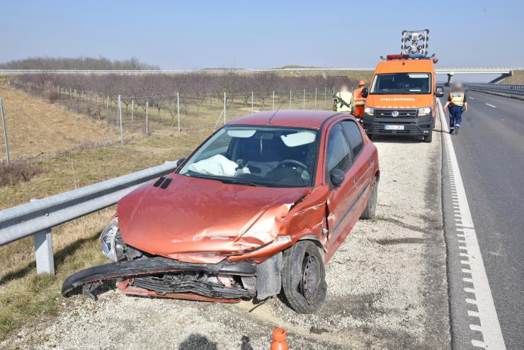Szalagkorltnak csapdott egy Peugeot az M86-oson – hrom kisgyerek lt az autban