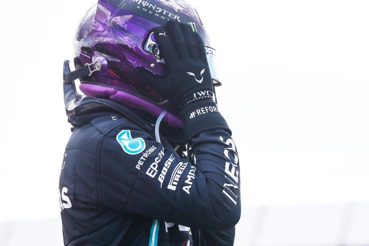 Hihetetlen izgalmak utn, defektes gumival nyerte Hamilton a Brit Nagydjat Silverstone-ban