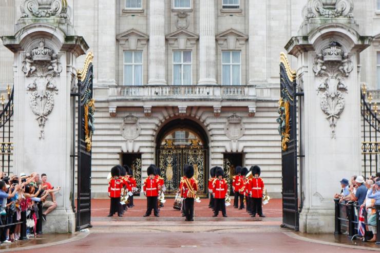 Brtn vr a Buckingham-palott fosztogat alkalmazottra