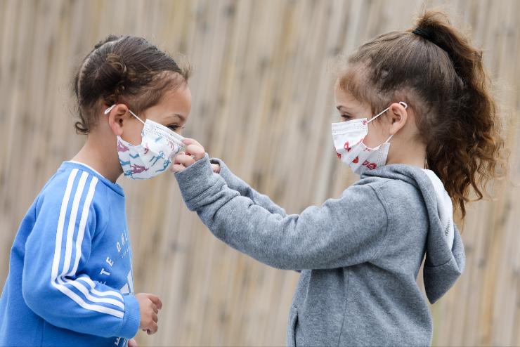 Szerbiban a gyerekeknek is ktelezv tettk a maszk viselst