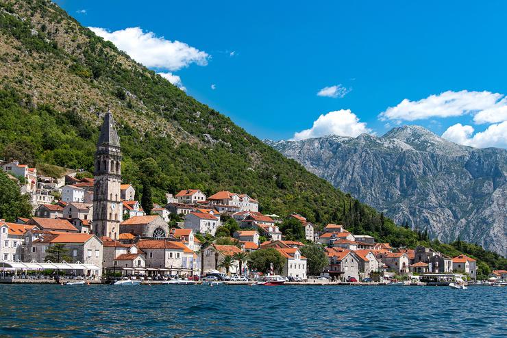Szerbia ktelezv teheti a maszk- s keszty viselst, Montenegrban megnyltak a strandok