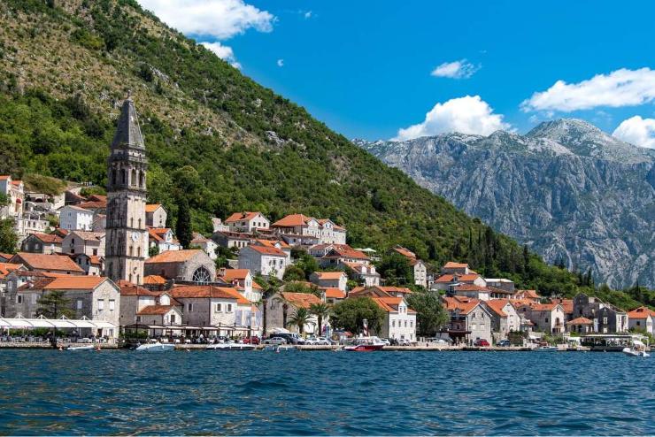 Ingyenes Covid-kezelssel csbtja a turistkat Montenegr