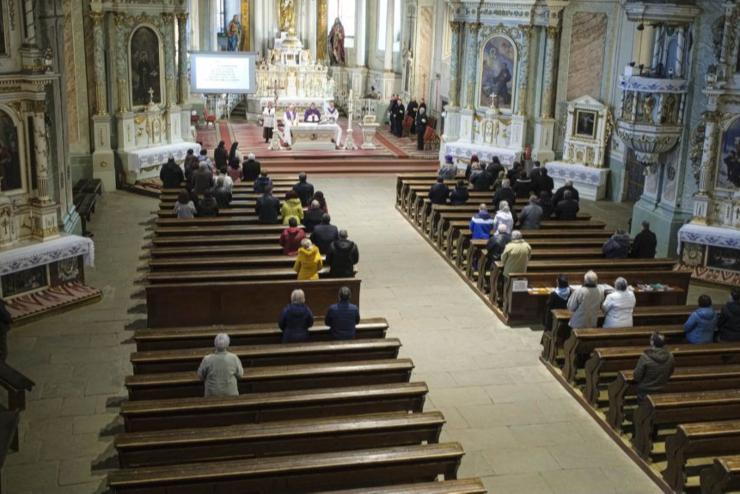 Nyitva maradnak a katolikus templomok