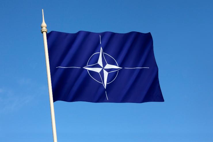 j NATO-hadtesteket lltannak fel a rgiban