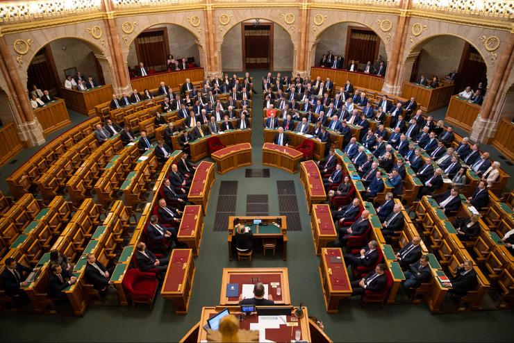 Oktats - Krdsek hangzanak el s vitanap is lesz a parlamentben