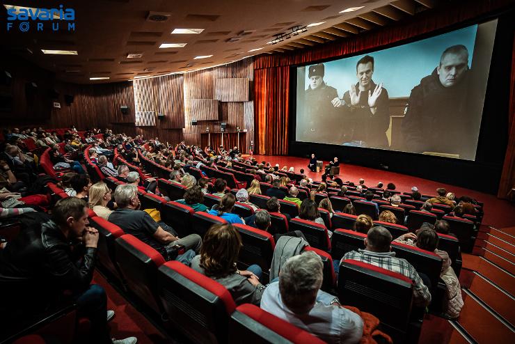 Ha meglnek, az azt jelenti, hogy iszony ersek vagyunk- a Navalnij-filmet vettettk a Savaria moziban