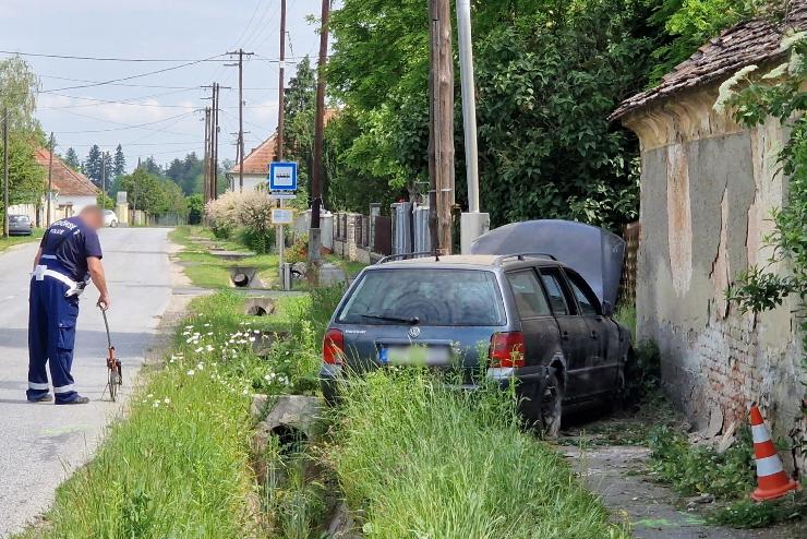 Villanyoszlopnak s hznak csapdott egy aut Meggyeskovcsiban, eltnt a sofr