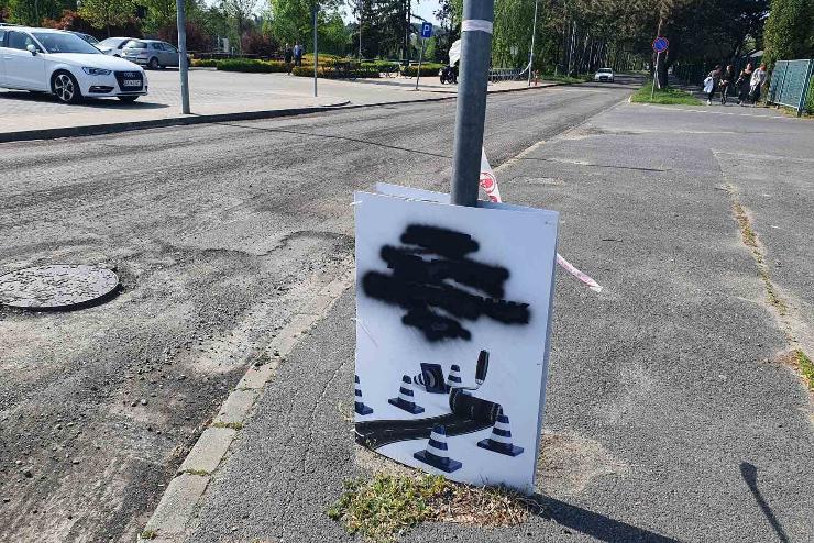 Pldtlan vandalizmus: Megrongltk az tfeljtst jelz tblkat Szombathelyen