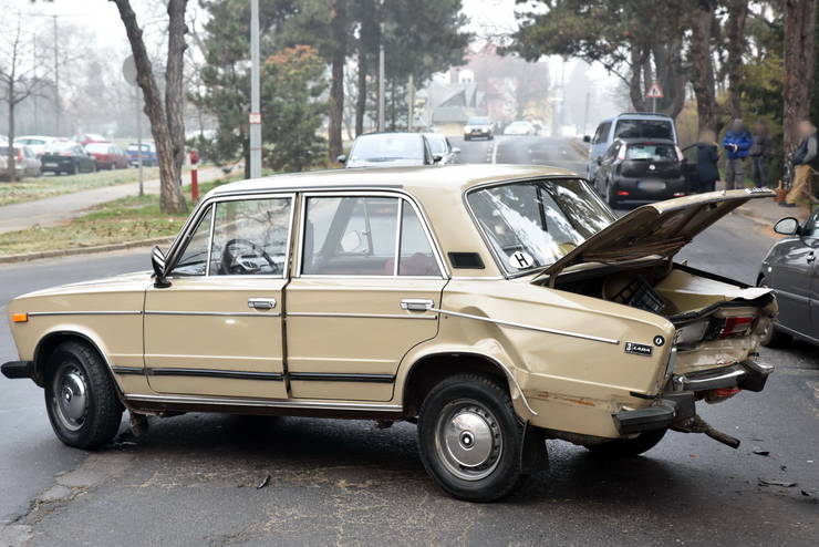 Kiváló állapotban lévő, 35 éves Lada tört össze egy balesetben Szombathelyen