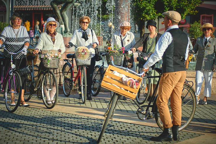 Azok a harmincas évek: nosztalgia kerékpáros felvonulás a Fő téren