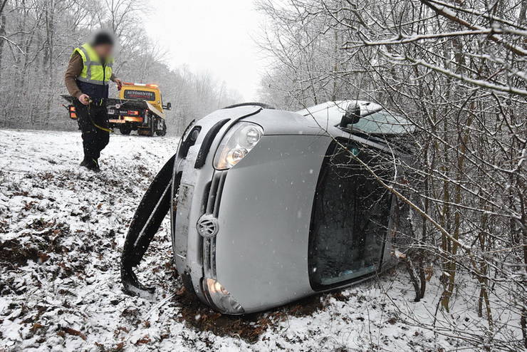 Vasárnap reggeli havazás: német autó csúszott az árokba Jánosháza környékén