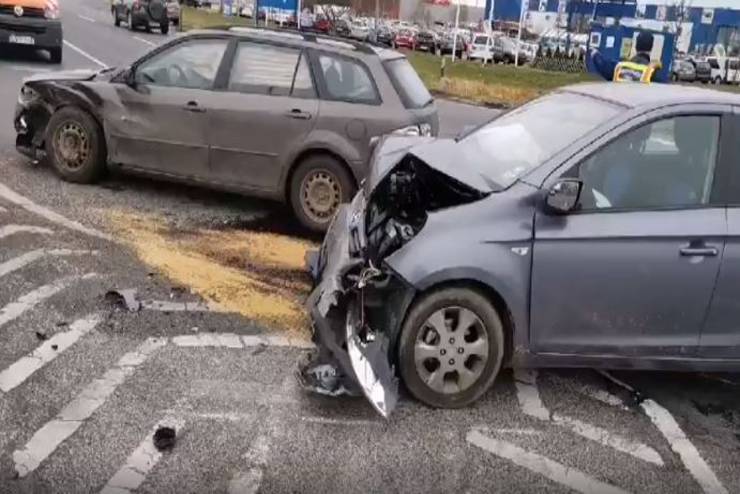 Baleset a bevásárlóközpontnál: két autó ütközött össze a körgyűrűn Szombathely határában