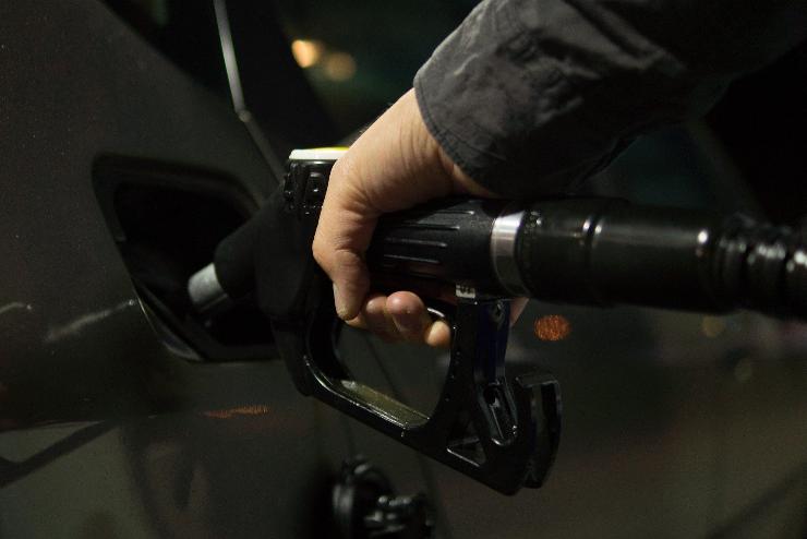 Több intézkedéssel védi a kormány a 480 forintos benzinárat