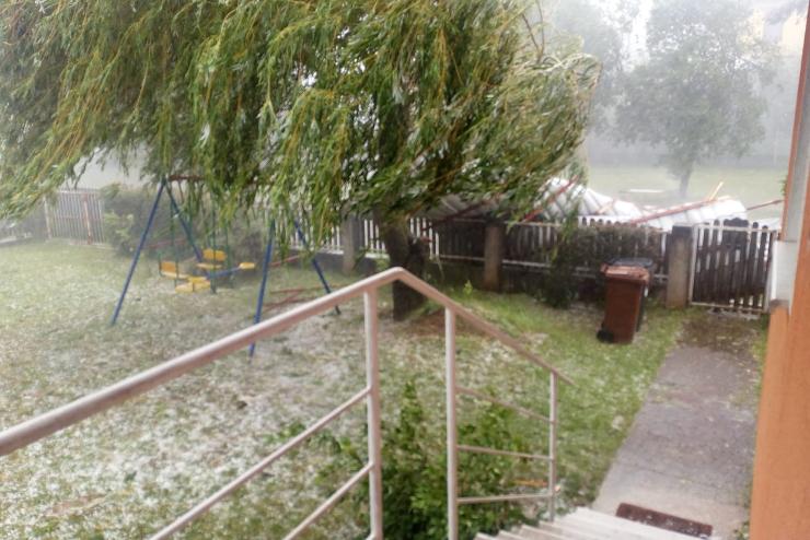 Viharkárok Vas megyében: tetőket bontott meg, fákat döntött ki a szél