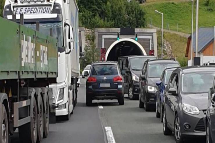 Magyar volt a hét sofőrje Ausztriában: forgalommal szemben, a mentési útvonalon hajtott le az autóútról