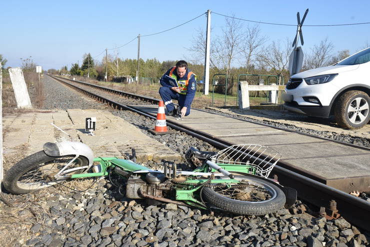 Baleset Szombathely határban: elsodorta a vonat a sínekre hajtó robogóst