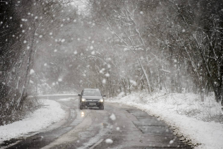 Márciusi tél: Szekszárdon havazásban nyírták a füvet - a Dél-Dunántúlon szerdáig eshet