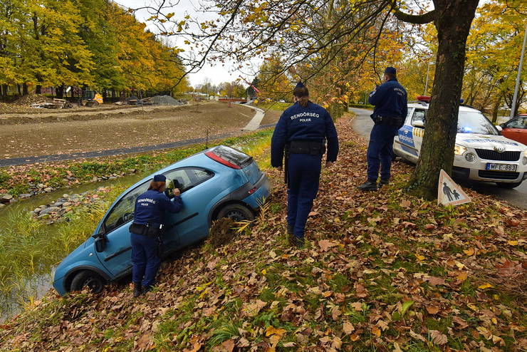 A patakmeder oldalában landolt a két fa között kisodródó Opel Szombathelyen