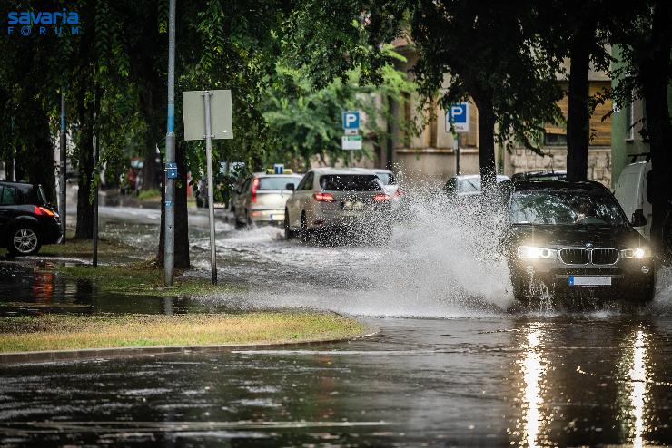 Időjárás: özönvíz Szombathelyen, szélvihar és felhőszakadás Budapesten (videókkal)