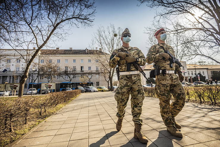 Segtsg, tjkoztats, rendfenntarts: a magyar katonk feladatai a veszlyhelyzetben 
