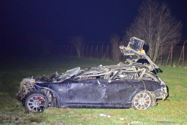 Halálos baleset Vas megyében: életét veszítette a szántóföldre csapódott autóból kizuhanó férfi (Videóval frissítve)