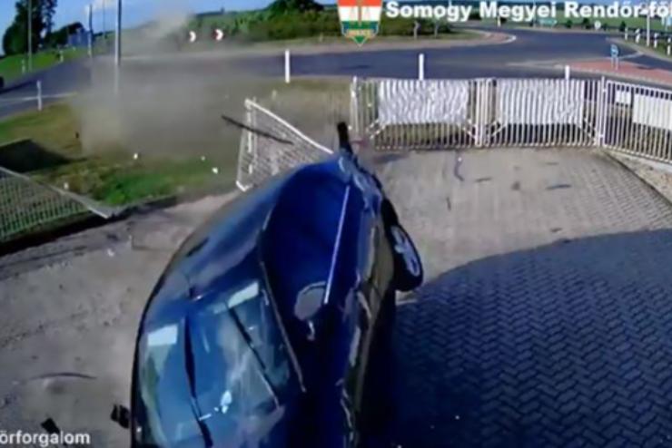 Körforgalom, oszlop, kerítés, ház: videó rögzítette, hogyan töri rommá kocsiját az ittas sofőr