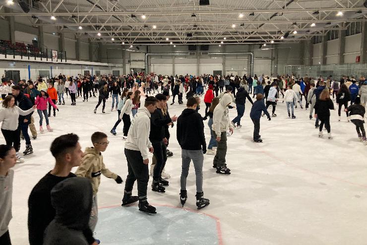 Több százan korcsolyáztak a szombathelyi jégcsarnokban a Jégpályák éjszakáján