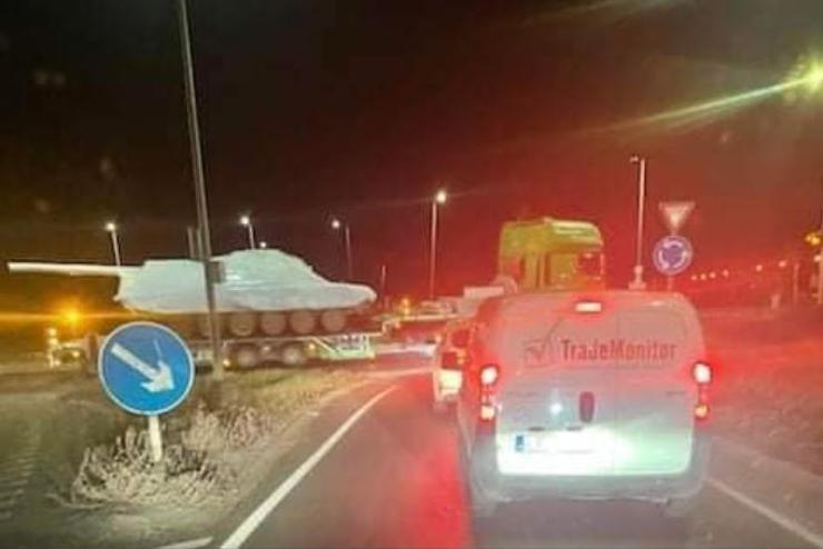 Tankokat szállító konvojt láttak Szombathely határában
