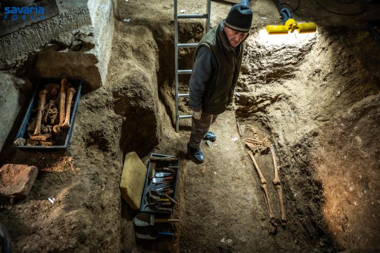 A felújítás során valószínűleg megtalálták a jáki templom alapítójának maradványait