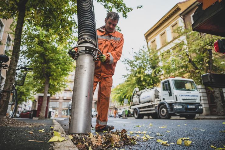 Megkezdődött az utcák őszi takarítása