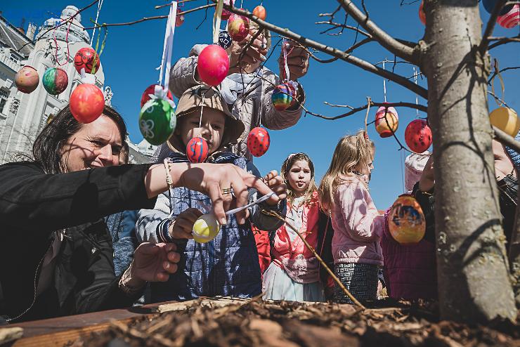 Óvodások díszítették fel a Fő téri tojásfákat a húsvéti vásárban
